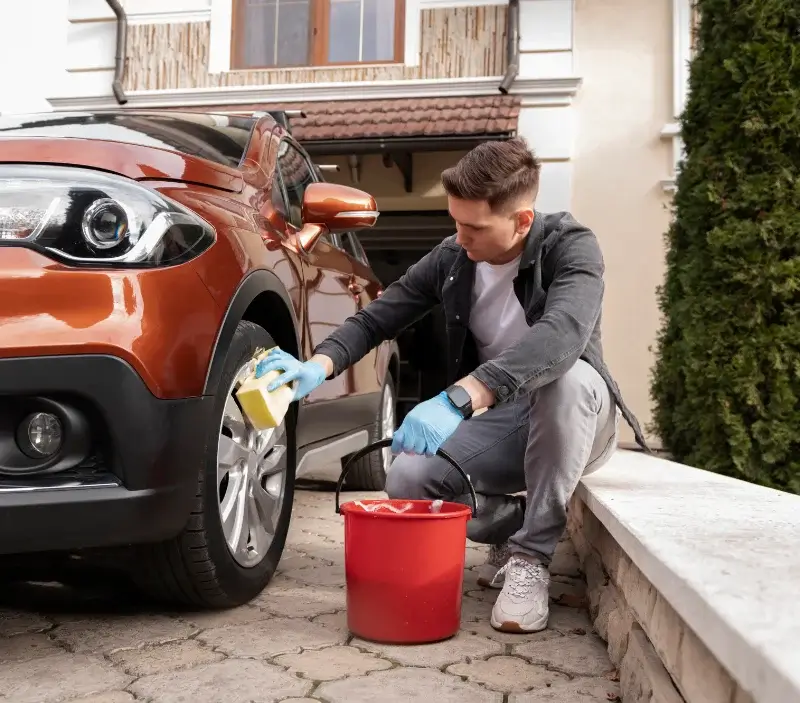 Lavage auto à domicile Bréville-sur-Mer : professionnel intervenant sur un véhicule